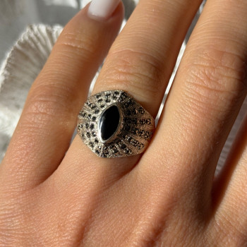 925 Sterling Silver Onyx & Marcasite Ring Size 6.5