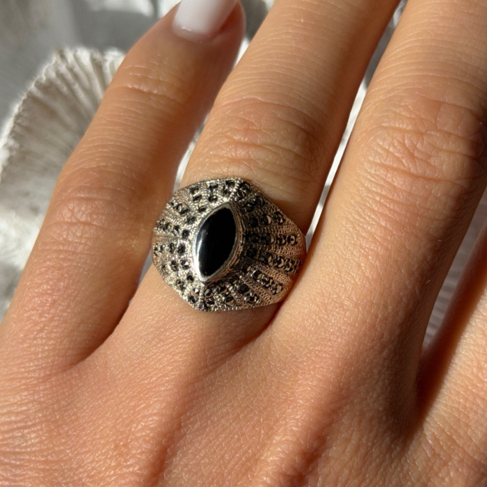 925 Sterling Silver Onyx & Marcasite Ring Size 6.5