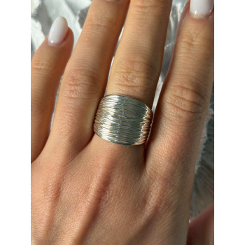 Elegant Design 925 Sterling Silver Ring Size 8