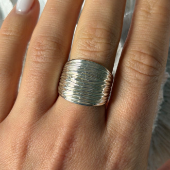 Elegant Design 925 Sterling Silver Ring Size 8