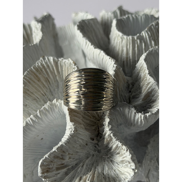 Elegant Design 925 Sterling Silver Ring Size 8