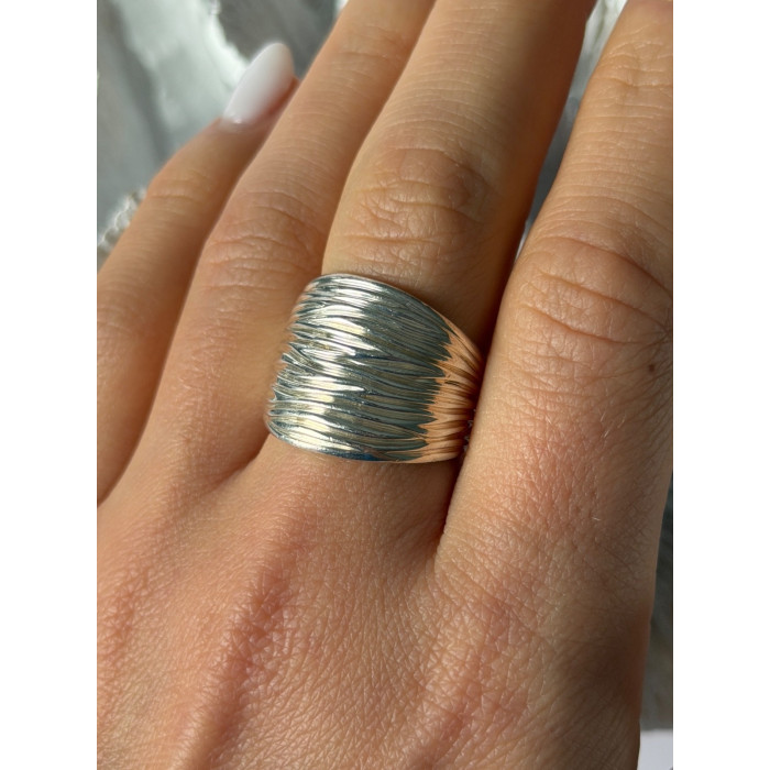 Elegant Design 925 Sterling Silver Ring Size 8