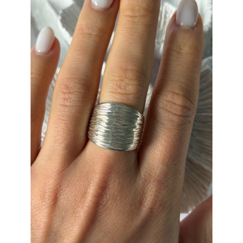 Elegant Design 925 Sterling Silver Ring Size 8