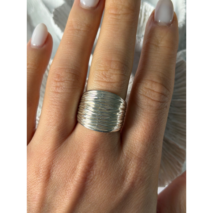 Elegant Design 925 Sterling Silver Ring Size 8