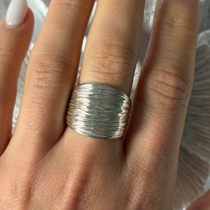 Elegant Design 925 Sterling Silver Ring Size 8