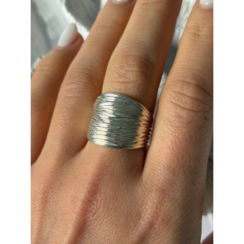 Elegant Design 925 Sterling Silver Ring Size 8
