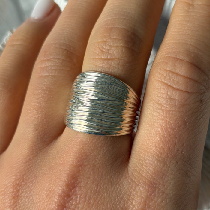 Elegant Design 925 Sterling Silver Ring Size 8