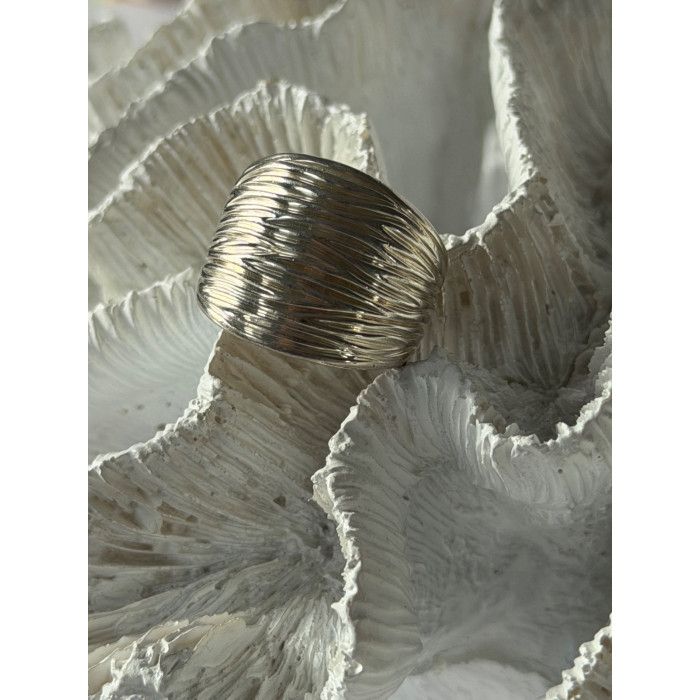 Elegant Design 925 Sterling Silver Ring Size 8