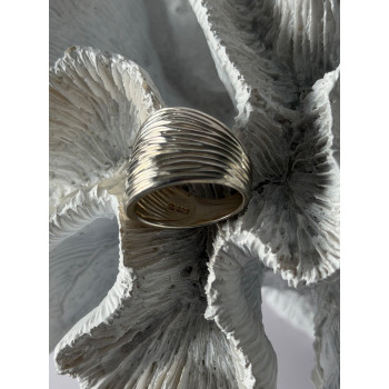 Elegant Design 925 Sterling Silver Ring Size 8