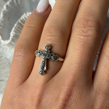 925 Sterling Silver Cross Marcasite Ring Size 7