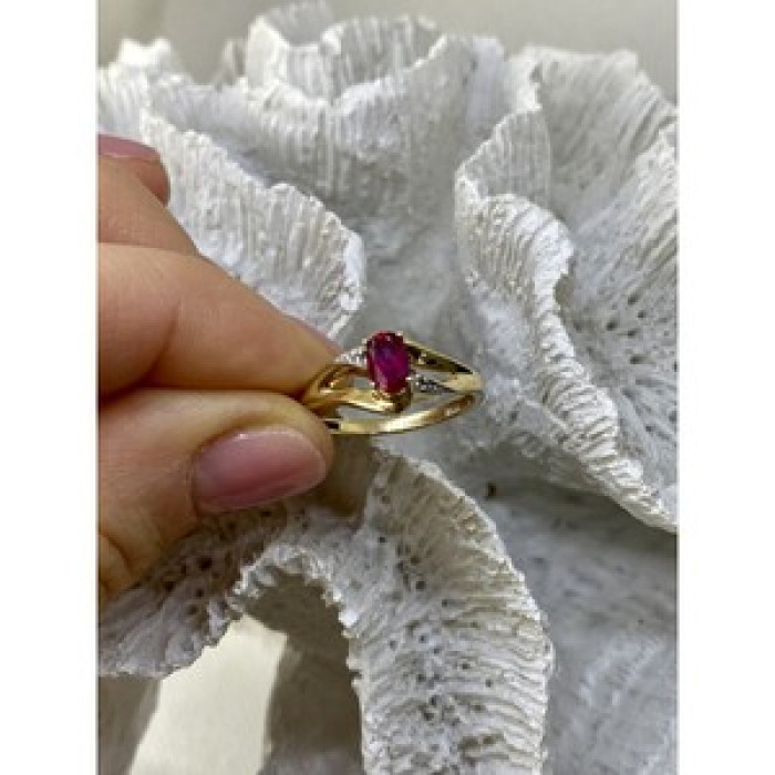 10K Yellow Gold Ruby & Diamonds Ring Size 7