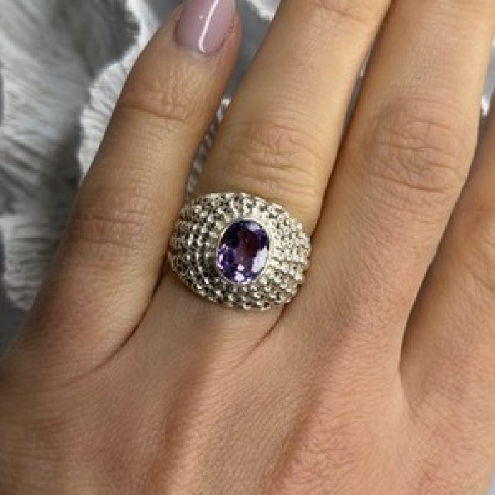 Elegant Design 925 Sterling Silver Amethyst Ring Size 6