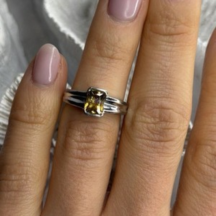 Elegant 925 Sterling Silver Citrine Ring Size 5