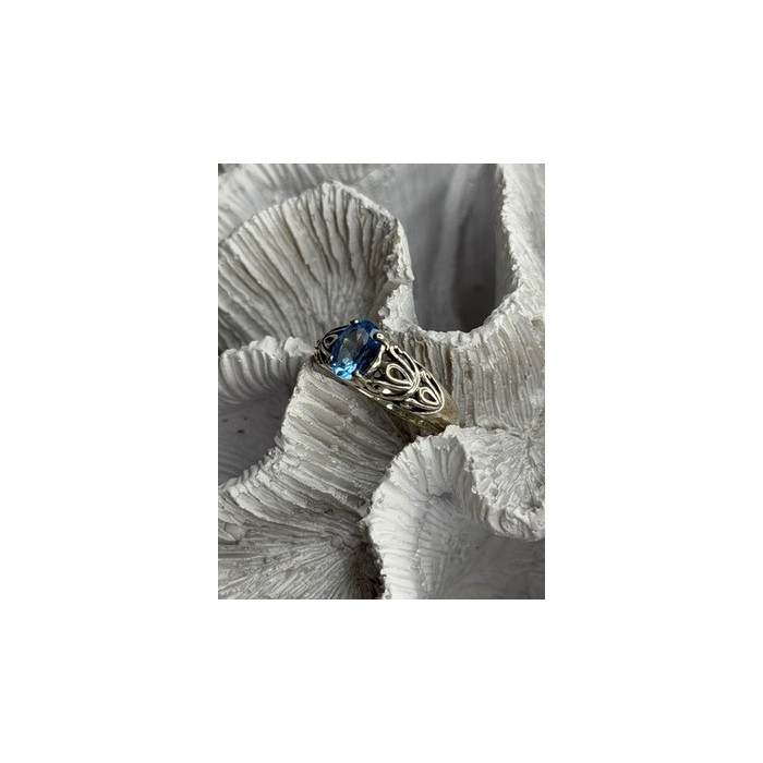 925 Sterling Silver Blue Topaz Ring Size 8