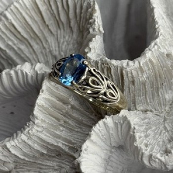 925 Sterling Silver Blue Topaz Ring Size 8