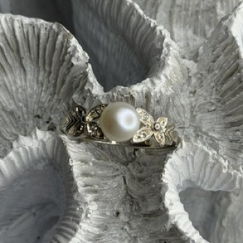 Lovely 925 Sterling Silver Pearl & Beryl Ring Size 10