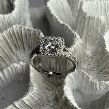 Shiny 925 Sterling Silver Cz Ring Size 10