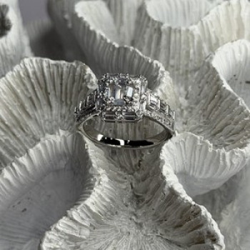 Beautiful Shiny 925 Sterling Silver Cz Ring Size 10
