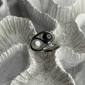 925 Sterling Silver White & Black Pearls Ring Size 6