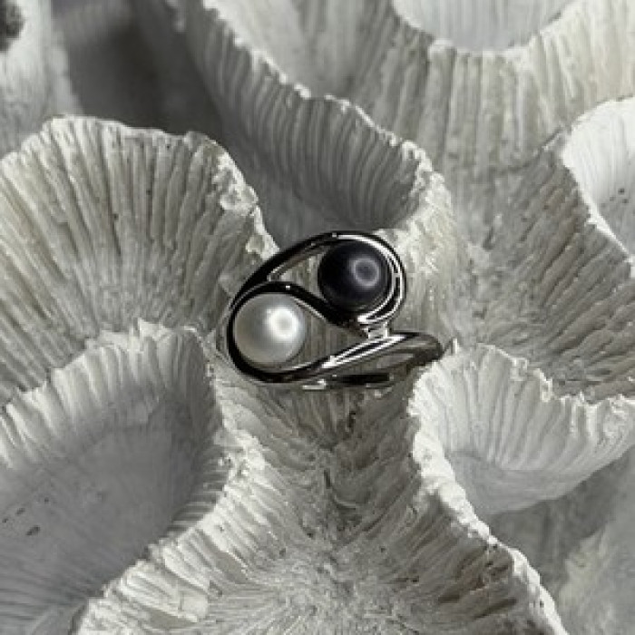 925 Sterling Silver White & Black Pearls Ring Size 6