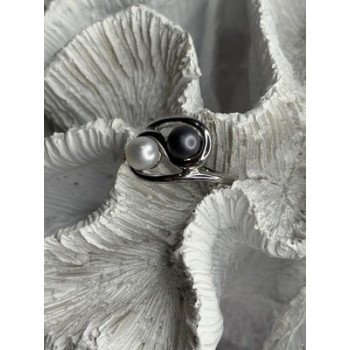 925 Sterling Silver White & Black Pearls Ring Size 6