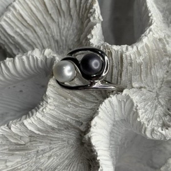 925 Sterling Silver White & Black Pearls Ring Size 6