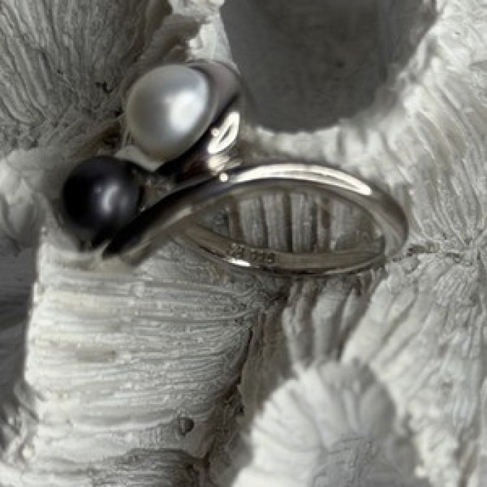 925 Sterling Silver White & Black Pearls Ring Size 6