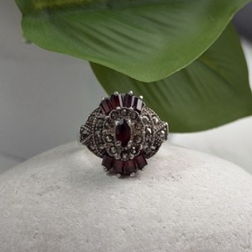 925 Sterling Silver Garnet & Marcasite Ring Size 6.5