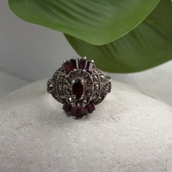 925 Sterling Silver Garnet & Marcasite Ring Size 6.5