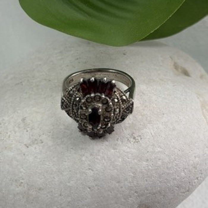 925 Sterling Silver Garnet & Marcasite Ring Size 6.5