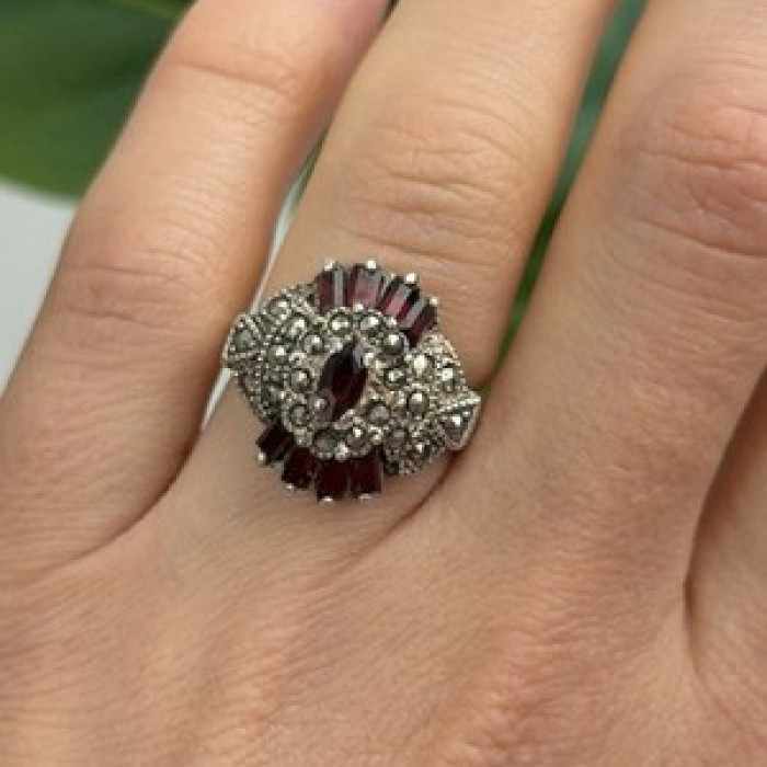 925 Sterling Silver Garnet & Marcasite Ring Size 6.5