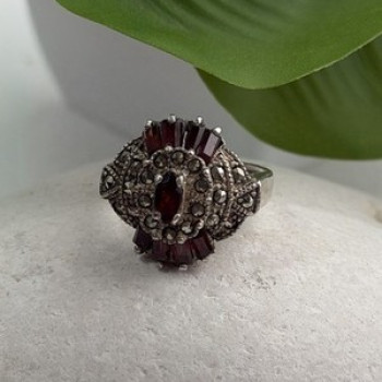 925 Sterling Silver Garnet & Marcasite Ring Size 6.5
