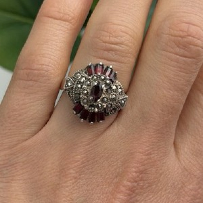 925 Sterling Silver Garnet & Marcasite Ring Size 6.5