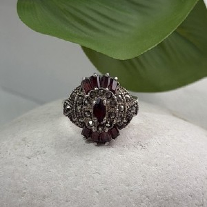 925 Sterling Silver Garnet & Marcasite Ring Size 6.5
