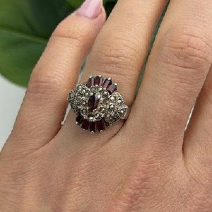 925 Sterling Silver Garnet & Marcasite Ring Size 6.5