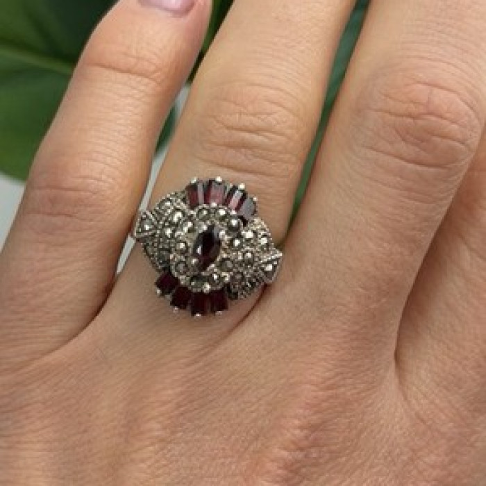 925 Sterling Silver Garnet & Marcasite Ring Size 6.5