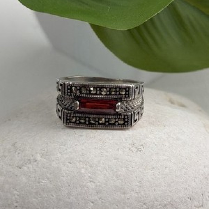 Men's  925 Sterling Silver Garnet & Marcasite Ring Size 10