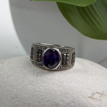 925 Sterling Silver Amethyst & Marcasite Ring Size 6.5
