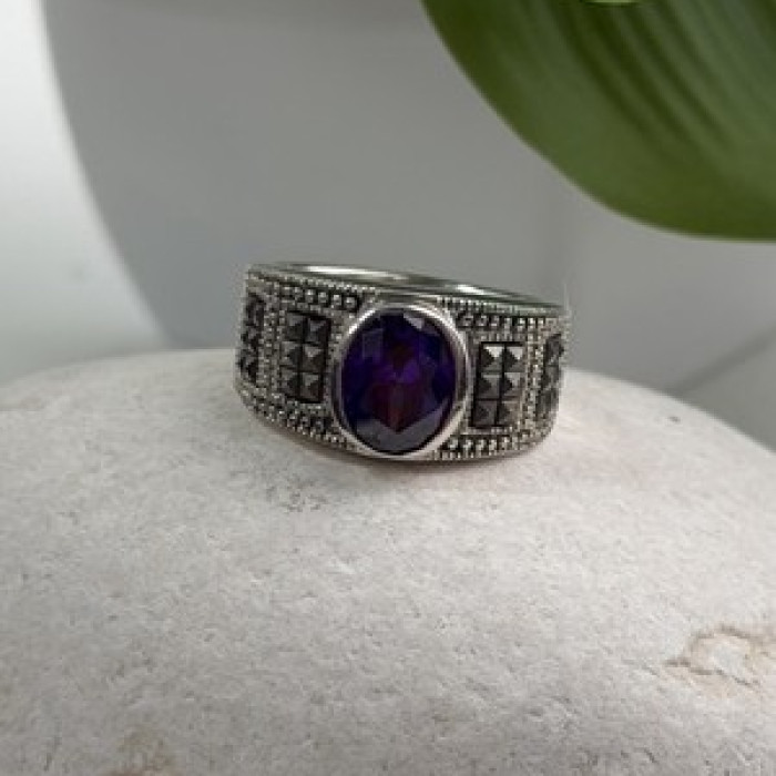 925 Sterling Silver Amethyst & Marcasite Ring Size 6.5