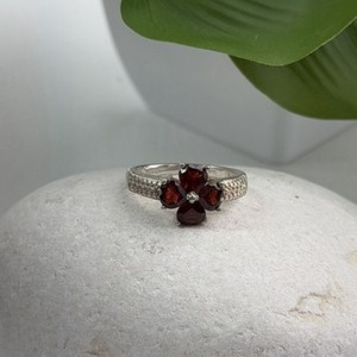 925 Sterling Silver Garnet Heart Flower Ring Size 7.5