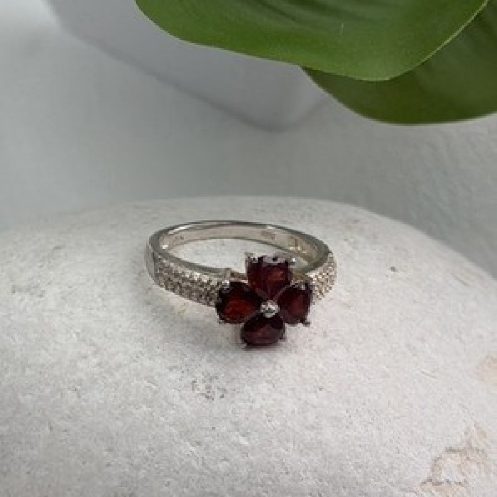 925 Sterling Silver Garnet Heart Flower Ring Size 7.5