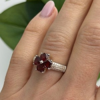 925 Sterling Silver Garnet Heart Flower Ring Size 7.5