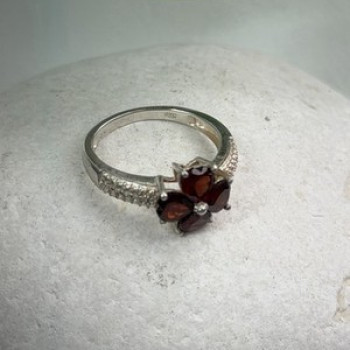 925 Sterling Silver Garnet Heart Flower Ring Size 7.5