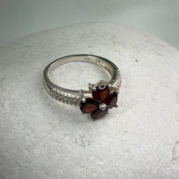 925 Sterling Silver Garnet Heart Flower Ring Size 7.5