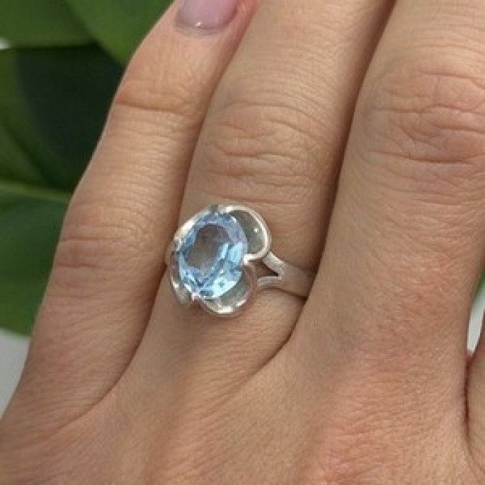 925 Sterling Silver Blue Topaz Ring Size 7.5