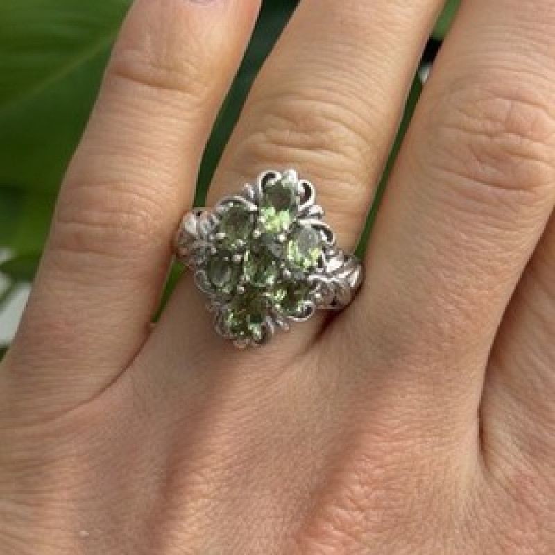Elegant 925 Sterling Silver Peridot Ring Size 7