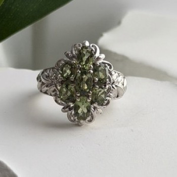 Elegant 925 Sterling Silver Peridot Ring Size 7