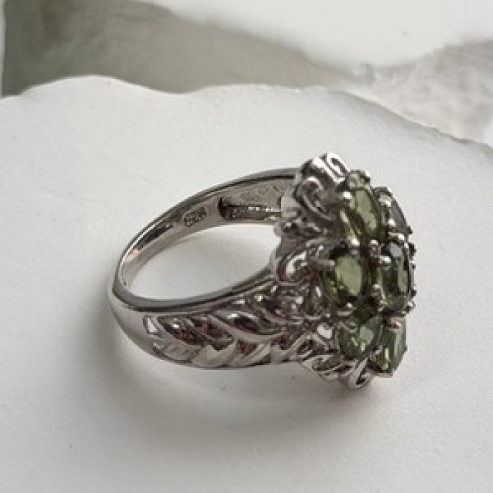 Elegant 925 Sterling Silver Peridot Ring Size 7