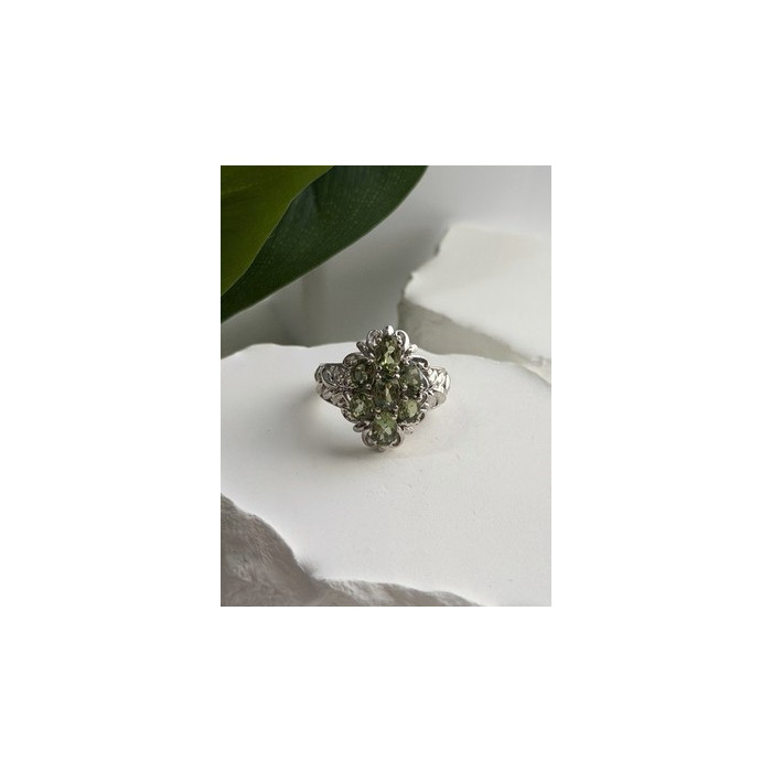 Elegant 925 Sterling Silver Peridot Ring Size 7