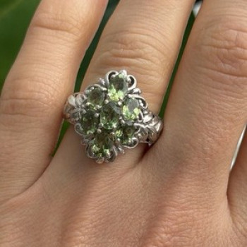 Elegant 925 Sterling Silver Peridot Ring Size 7